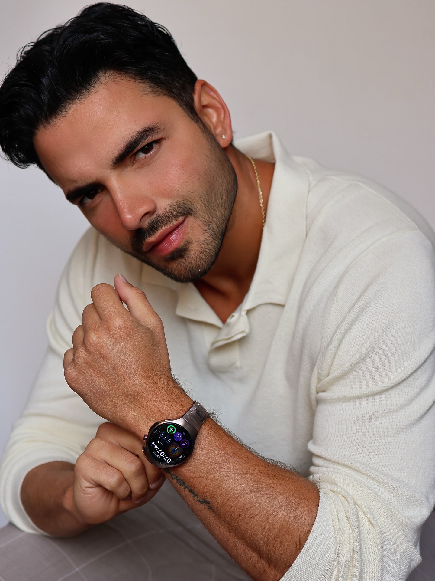 Instagram post by @sebastiancarva for Huawei Mobile France. Caption reads: 🔥 Tengo mi nuevo WATCH 5 en la muñeca y no hay....