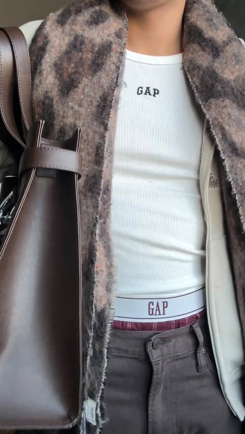 Instagram post by @leitomendozza for Gap Inc.. Caption reads: it’s timeeee ⋆𐙚❅🦌*°⋆❆.⛸️ @gapmexico #GapCreator....