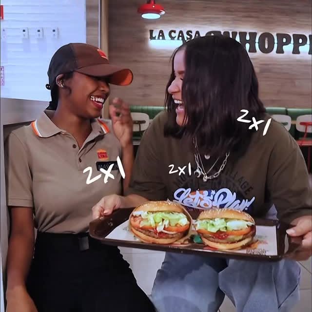 Instagram post by @lapsicologacris for BURGER KING. Caption reads: ¡2x1 en WHOPPER! 🍔 @burgerkingrd Trae para ti....