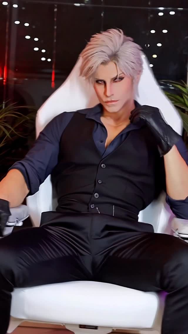 Instagram post by @taryn_cosplay for Secretlab. Caption reads: NEVER HOLDING BACK! 🤍✨
(Look who's back.. 👀)....