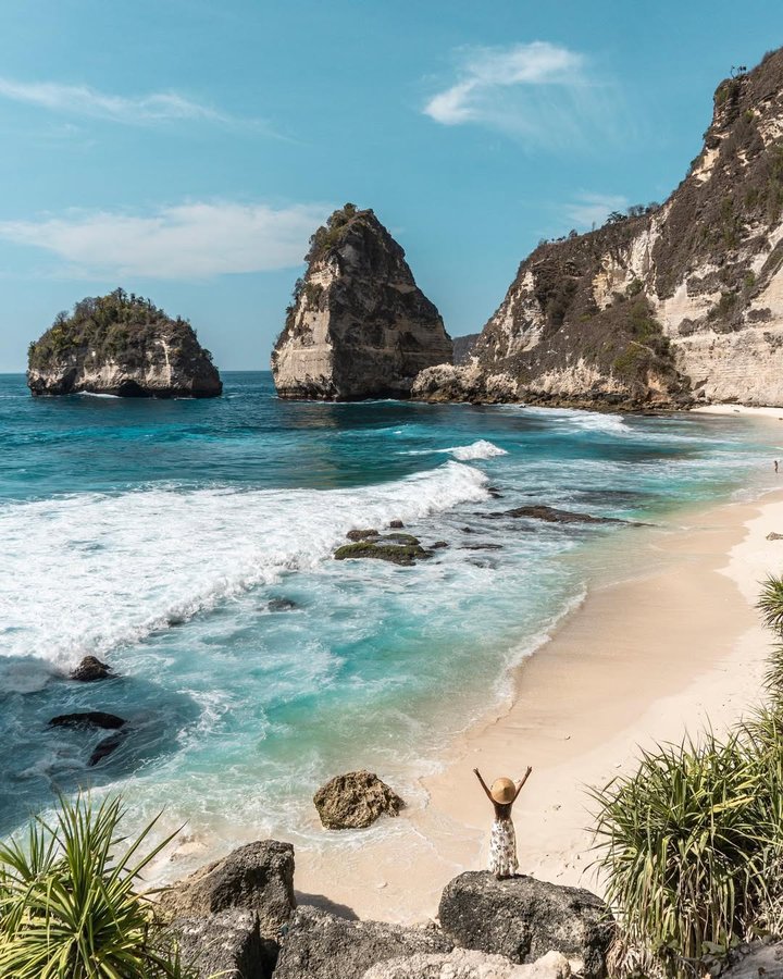 Instagram post by @viajandocomgabi for Booking.com Brasil. Caption reads: 🔈ALOOOW BRASEL, interrompendo minhas férias....