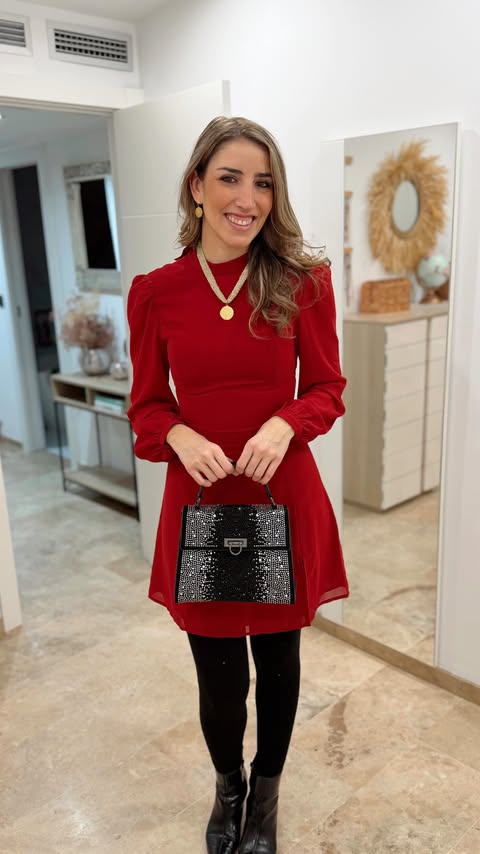 Instagram post by @mumtrendy for Rihoas. Caption reads: [...] Outfit 🎄❤️✨ El vestido es de....