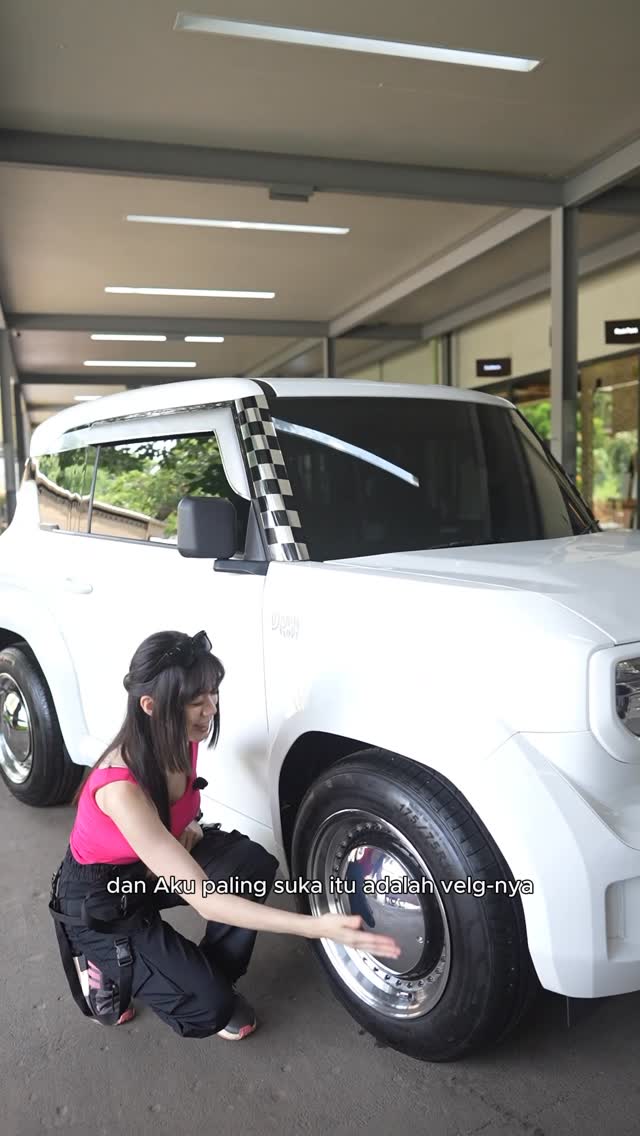 Instagram post by @megaoto__ for VinFast Vietnam. Caption reads: Seru seruan di carmeet nya @tastedrive.official ,....