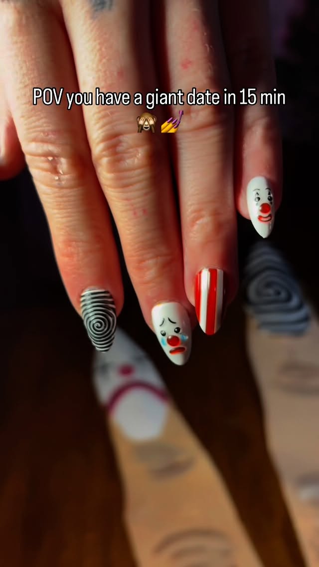 Instagram post by @stxrasmr for Glamnetic. Caption reads: [...] so hooked on these press-ons nails by....
