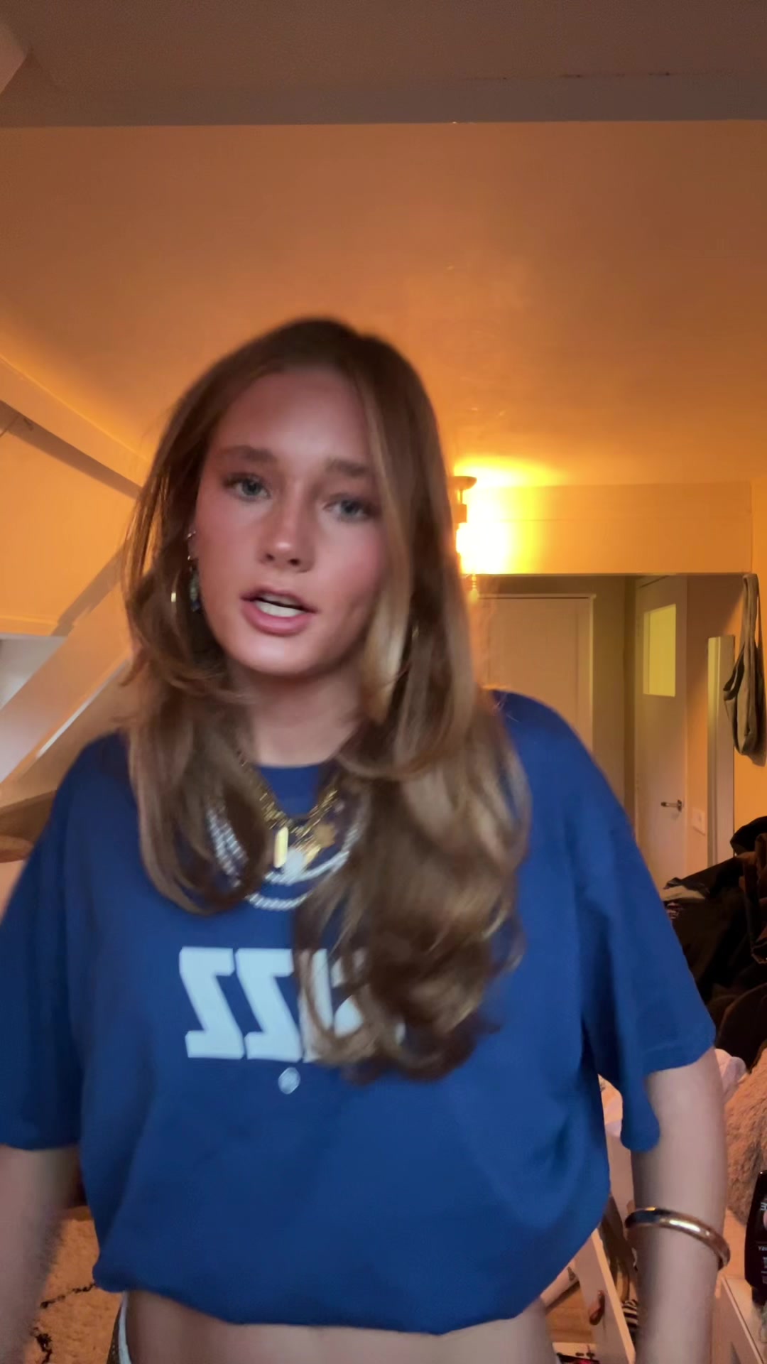 TikTok post by @liz.versteeg for SIZZ THE BRAND. Caption reads: perfect shirtje van @SIZZ the brand !!!!....