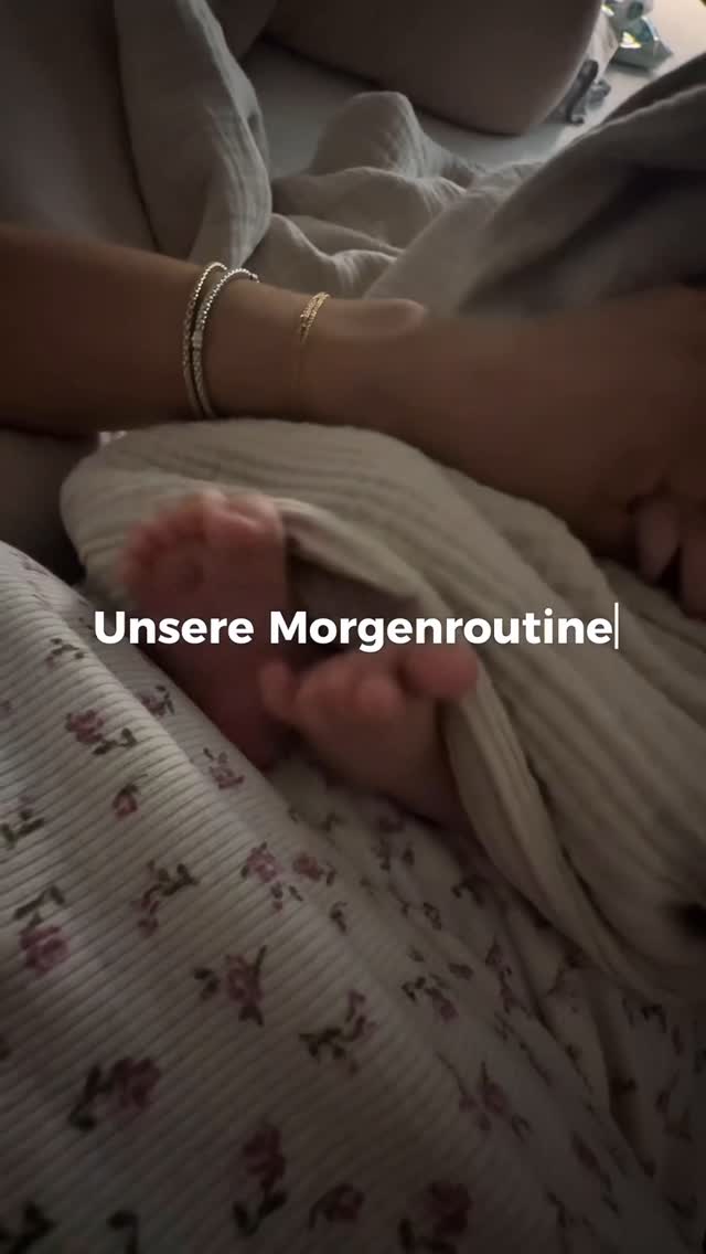 Instagram post by @xsunni for Momcozy. Caption reads: Anzeige// Wenn der Alltag wieder anklopft, muss....