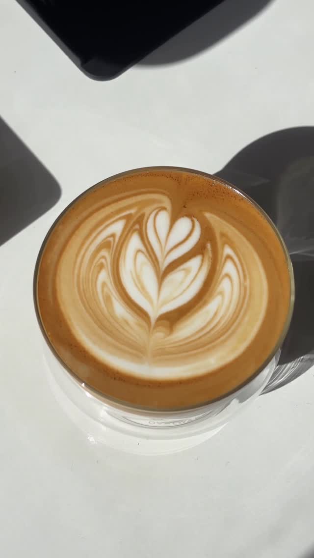 Instagram post by @latteartmutlusu for OVALWARE. Caption reads: Keyifli bir latte art rutini 🫠

#reklam #hediye....