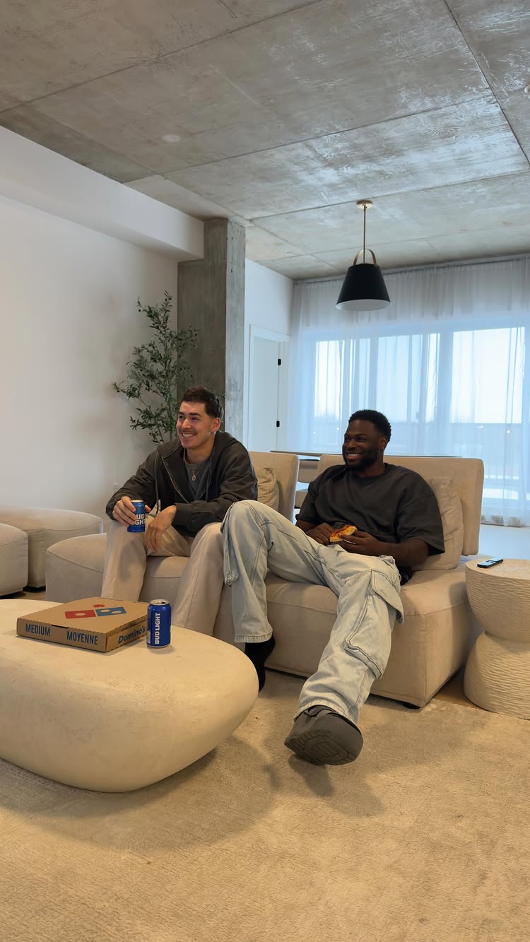 Instagram post by @robinmessier for Bud Light. Caption reads: 🍻 + 🍕 = La combinaison idéale pour les séries....