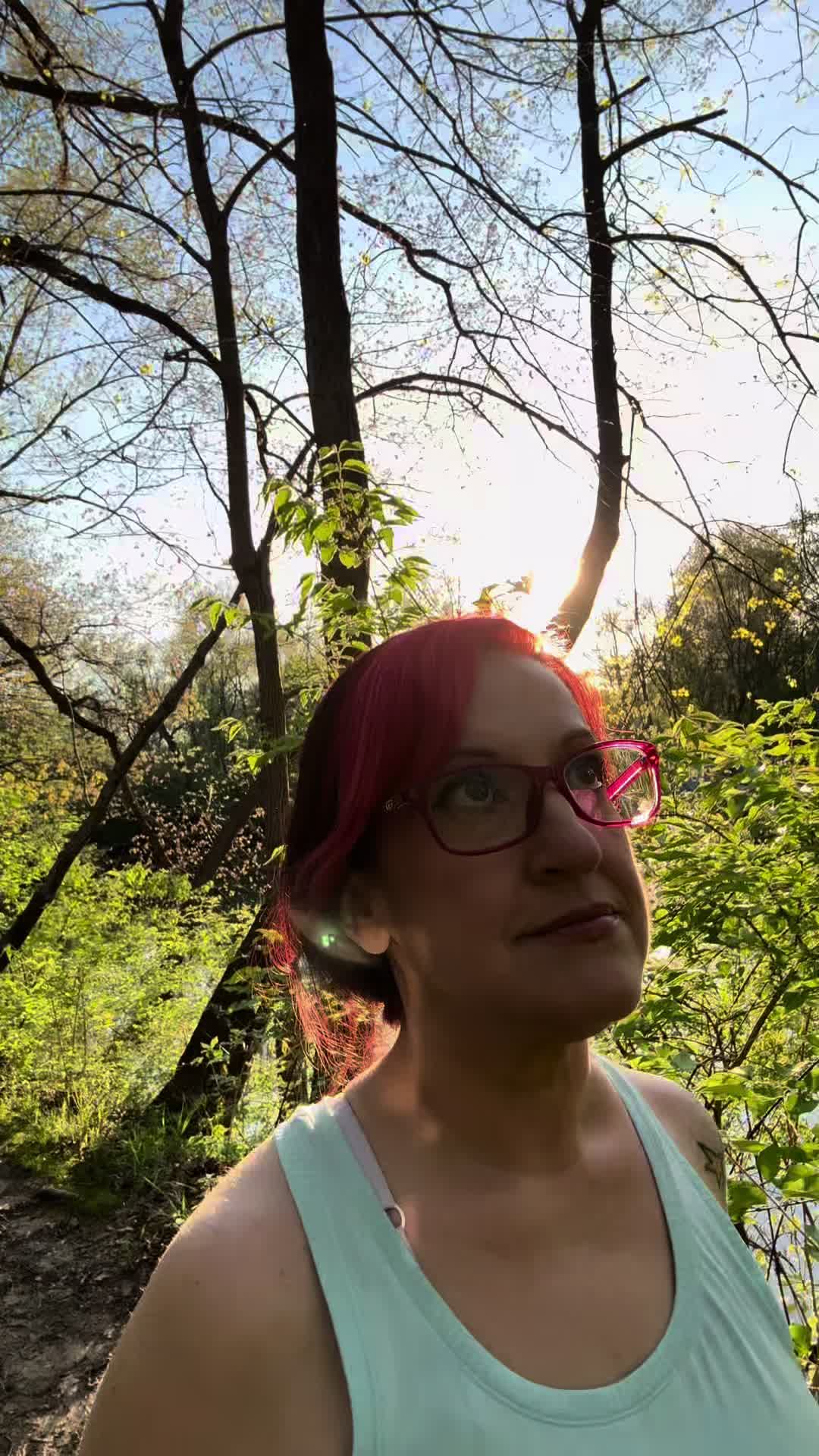 TikTok post by @britta.loves for Happy Aging. Caption reads: [...] drop, fizz, and glow. #HydroBurn #HappyAging....