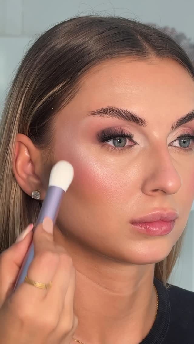 Instagram post by @stylingbyelif for Jessupbeauty. Caption reads: Wie schön sie ist 🥰🥰 
Die Pinsel von....