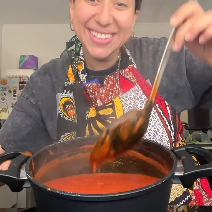 Instagram post by @malaksfoodjourney for Vileda. Caption reads: [...] red sauce along side my new friend....