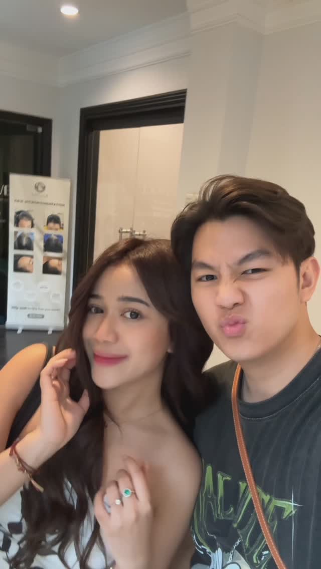 Instagram post by @brisiajodie96 for Natur. Caption reads: Latihan jadi cici🤏🏻🪭.