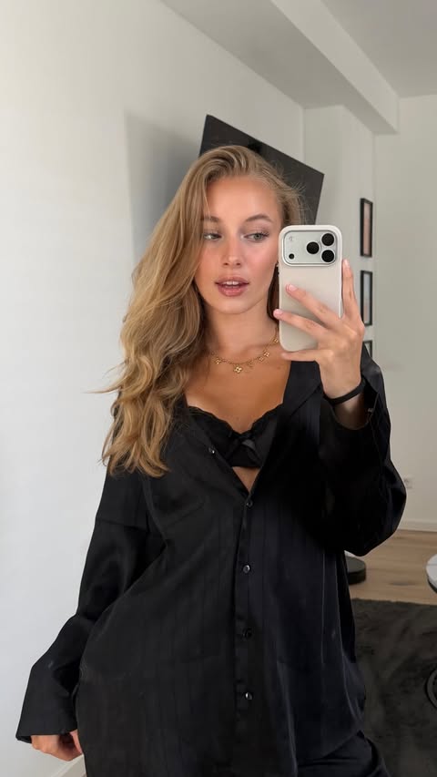 Instagram post by @leni.sturm_ for Hunkemöller. Caption reads: [...] ✨☁️ • • • • • #hkmambassador #hunkemöller....