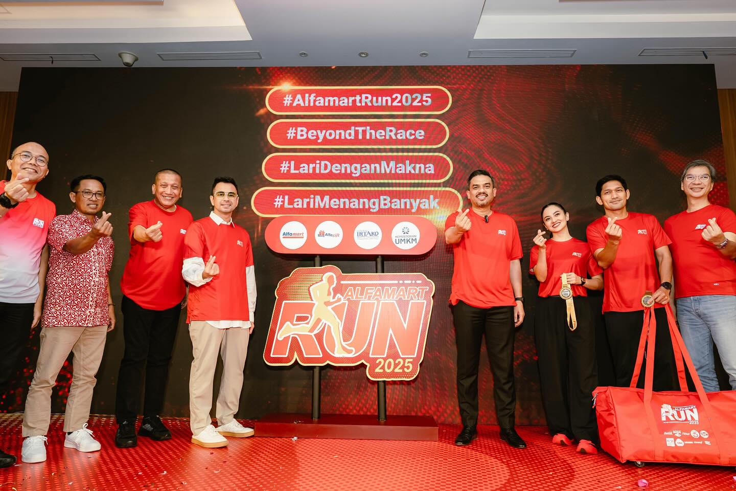 Instagram post by @ukp_mudaseni_raffiahmad for Alfamart. Caption reads: Semangat menghadiri konferensi pers @alfamartrun....