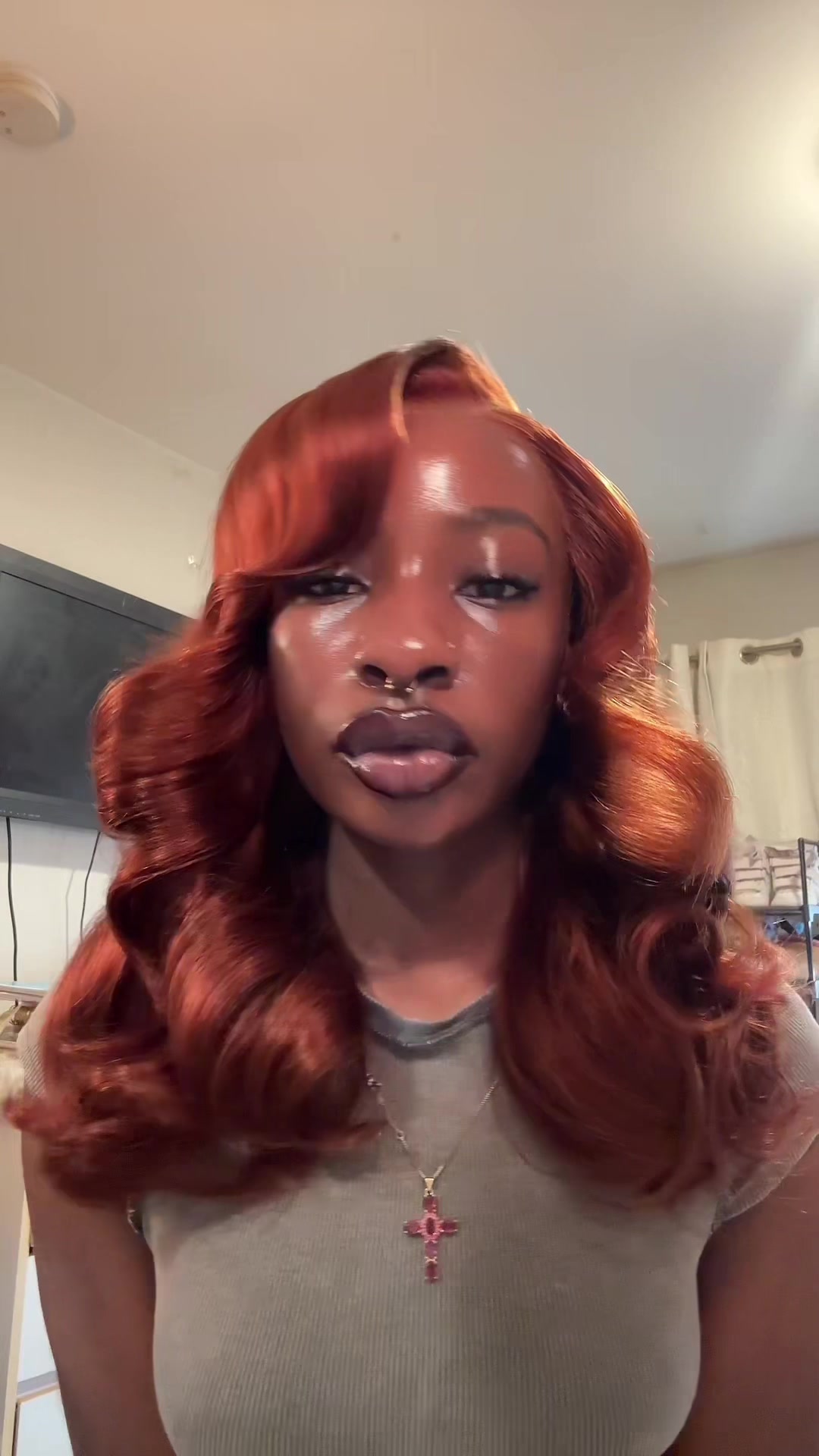 TikTok post by @sisidtm for iseehair. Caption reads: this hairrrr😍😍 @ISEEHAIR #fyp #gluelesswig....