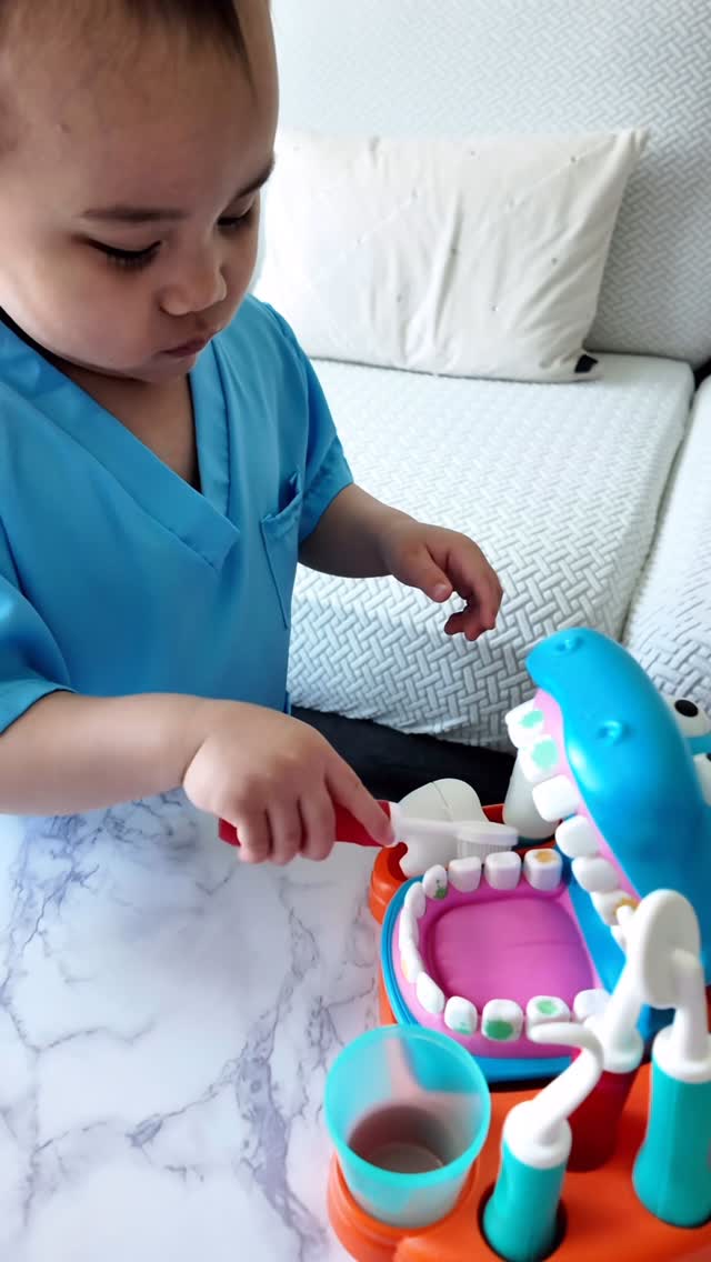 Instagram post by @cessyandcrew for Battat toys. Caption reads: [...] - get them this Hippodontist set from....