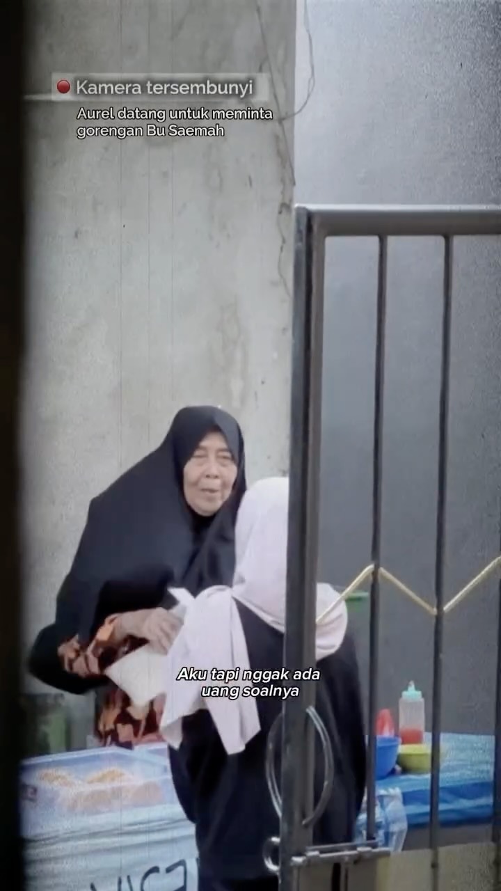 Instagram post by @felicyangelista_ for Scarlett Whitening. Caption reads: Siapa sangka, dari balik senyum lelah dan tangan....