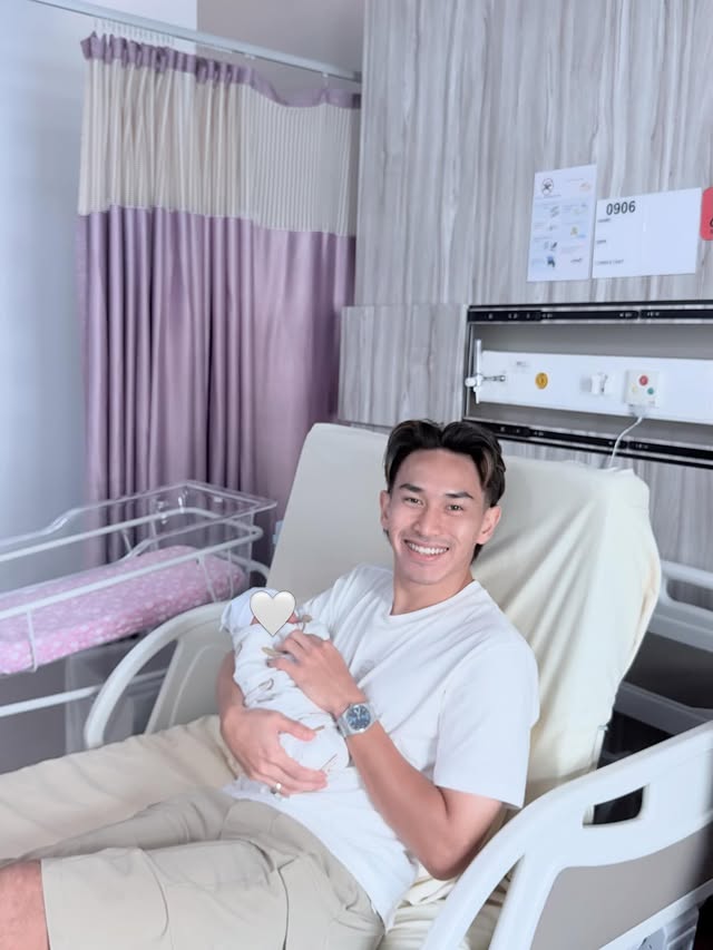 Instagram post by @alffhiqal for Skechers Malaysia. Caption reads: - feb dump 👨🏻‍🍼🧁⚽️💧🩷 #skechersmalaysia....