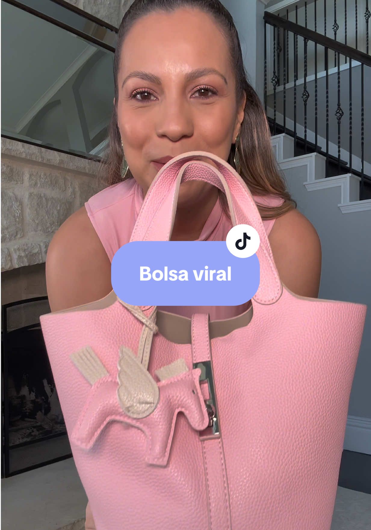 TikTok post by @dcg_zz for HKCLUF US. Caption reads: Bolsa viral ahora en color rosa @HKCLUF US....