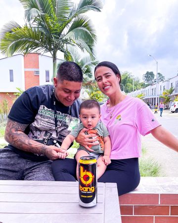 Instagram post by @julianpereztv for Bang Energy Drink. Caption reads: Liam quería @bangenergy 🤤😂 Cuantas cosas me....