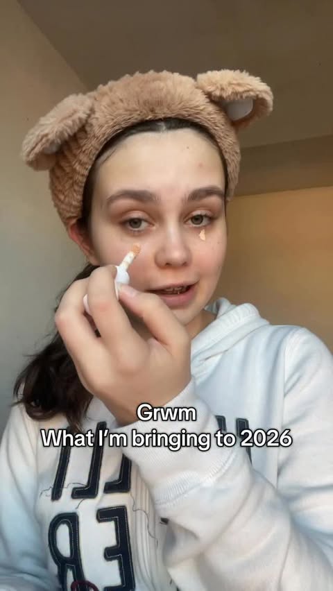 Instagram post by @emzyagnes for Flower Knows. Caption reads: What are you bringing into 2026? 💋🎉....