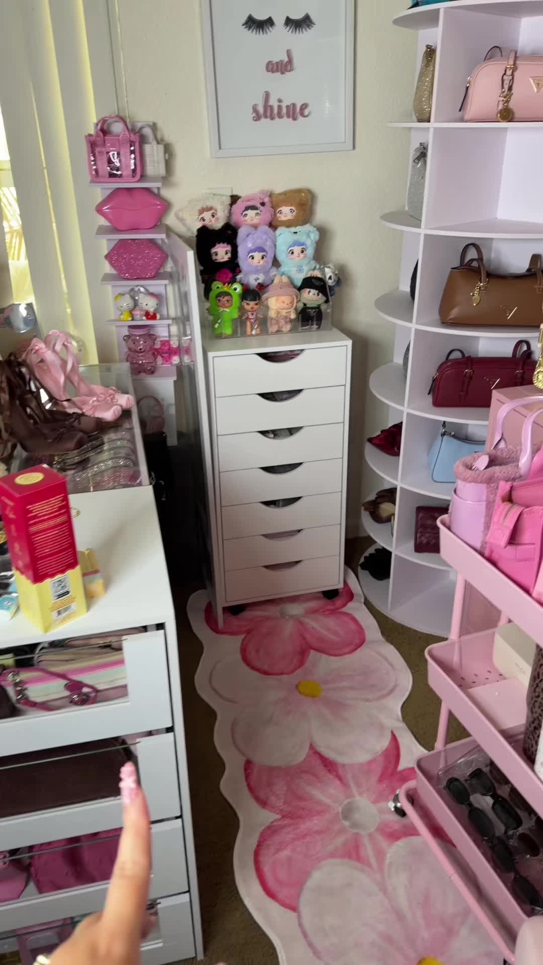 TikTok post by @rosa.mereli for VOWNER. Caption reads: Mega descuento 🤩✨ @VOWNER #chicas #tiktokshop....