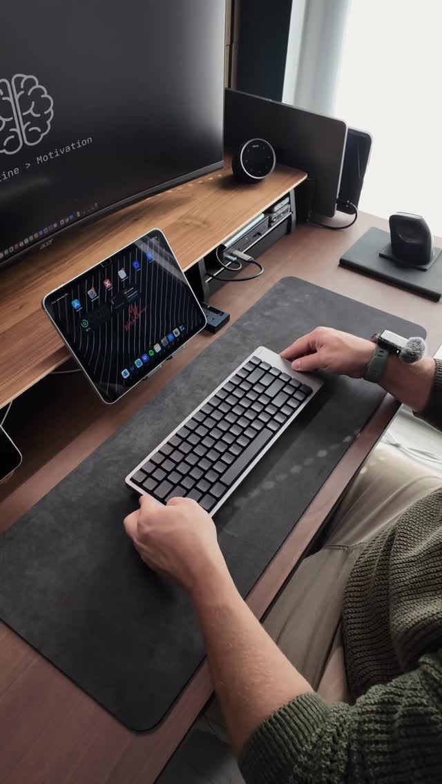 Instagram post by @setup_dad for LOFREE. Caption reads: [...] workspaces 🖥️

Meet the FLOW2 from....