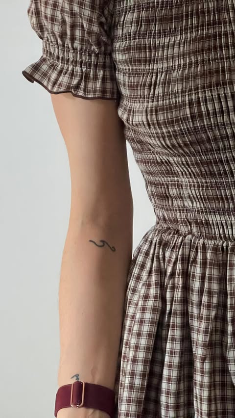 Instagram post by @whateviedid for LoopyCases. Caption reads: [...] 🤷🏼‍♀️ 
Ft gorgyyyy phone case @loopycases ....