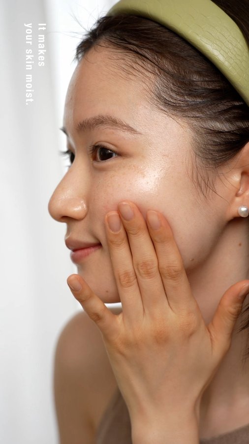 Instagram post by @miteaorganic.jp for Cosme Kitchen コスメキッチン. Caption reads: 季節の変わり目は肌の変わり目🍂
夏の湿度に慣れた肌は、秋に移ろう乾いた空気の変化で乾燥やゆらぎを感....