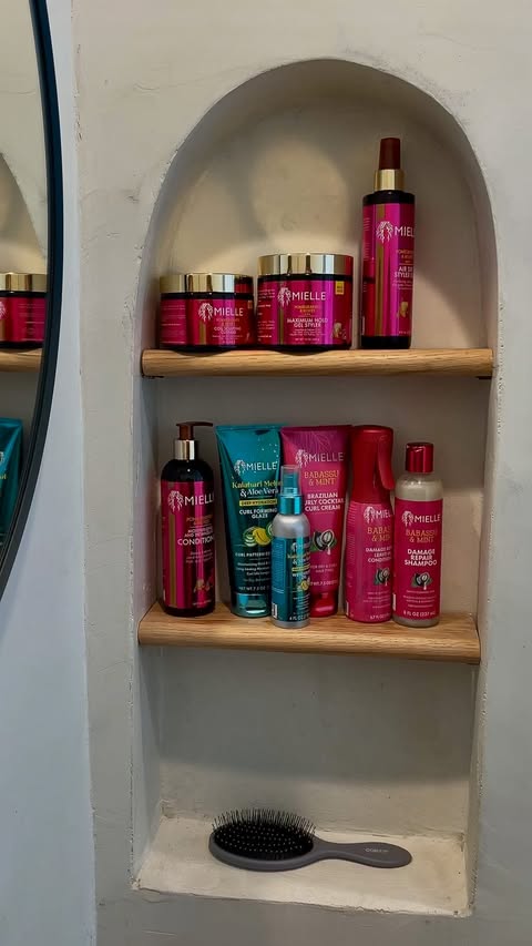 Instagram post by @girlwiththefro_ for Mielle Organics. Caption reads: [...] playing mix & match with my fave....