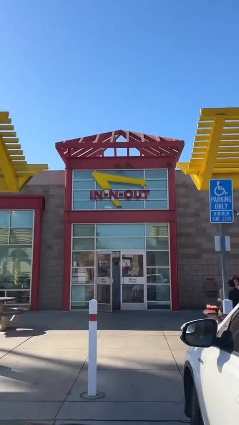 Instagram post by @finoyelegante.ok for Airalo. Caption reads: [...] unidos 🇺🇸🍔 conectate al mundo con Airalo,....