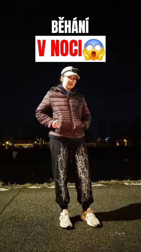 Instagram post by @andyindustries for Samsung Česko a Slovensko. Caption reads: Když náhodou budete mít z běhání promáčený boty....