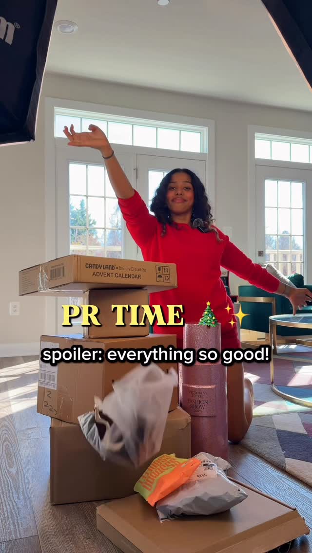 Instagram post by @sollenymikely for Athena Club. Caption reads: PR packages chegando para #HolidaySeason ❤️

This....