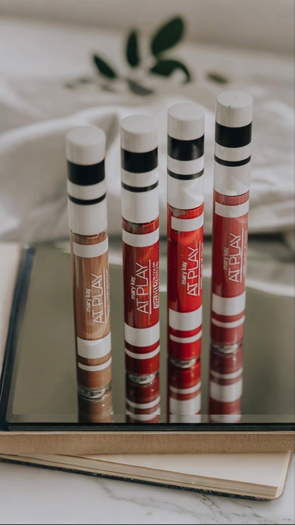 Instagram post by @mayybarcelos for Mary Kay. Caption reads: Cor: Berry Strong @marykaybrasil.