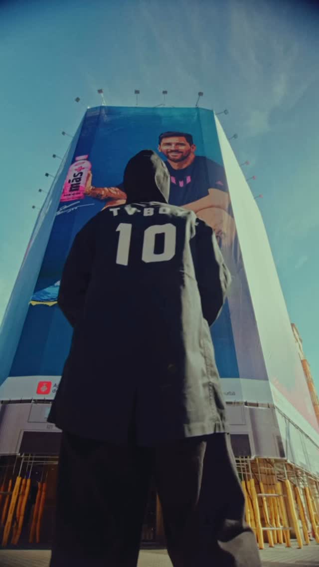Instagram post by @tvboy for Más+ by Messi. Caption reads: When art meets champions 🎨⚽ TVBoy x Más by Messi....