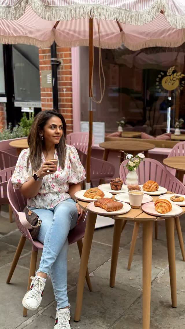 Instagram post by @sonalicooks for VISIT LONDON. Caption reads: 𝕍𝕚𝕣𝕒𝕝 𝔹𝕒𝕜𝕖𝕣𝕪’𝕤 𝕊𝕥𝕦𝕟𝕟𝕚𝕟𝕘 ℕ𝕖𝕨....