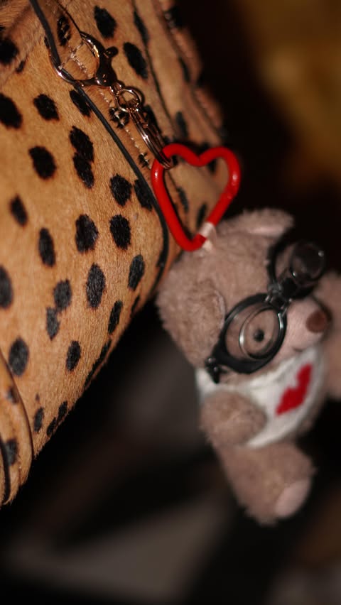 Instagram post by @puraguatemalteca for PARFOIS. Caption reads: Parfois Gift Hotel < dress code: statement < y....