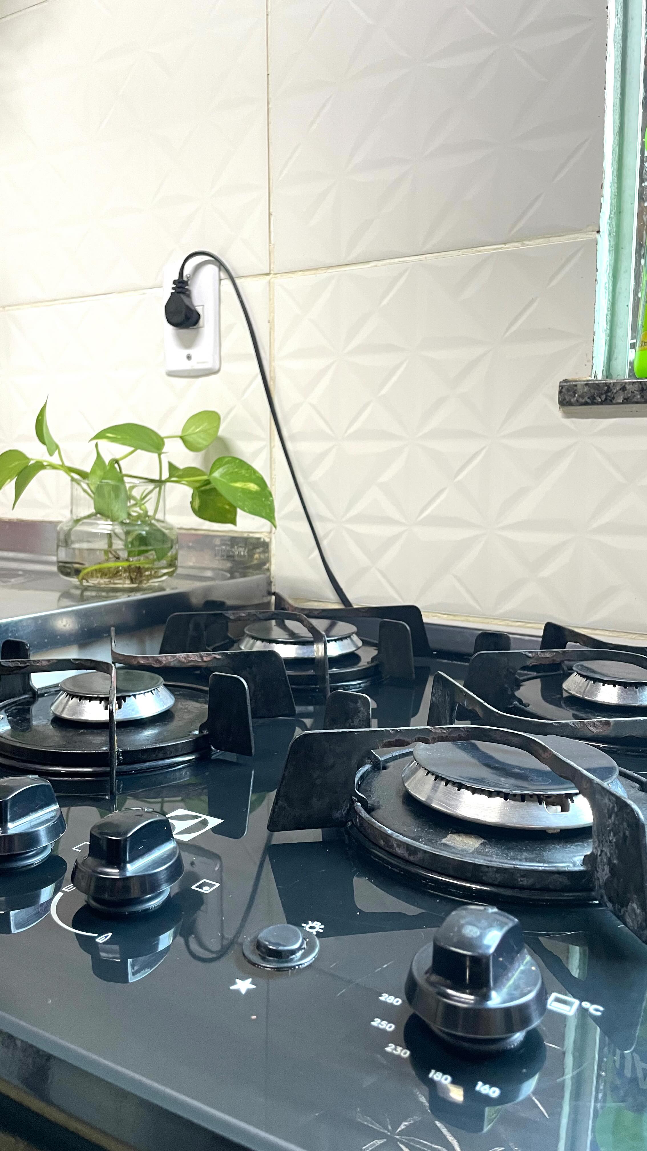 Instagram post by @casinhadalidy for UAUIngleza. Caption reads: Vem ver vizinhança antes x depois de como ficou o....