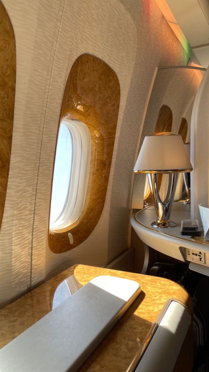 Instagram post by @zorzocchayaa for KraveBeauty. Caption reads: 𝟏𝟐 𝐡𝐨𝐮𝐫𝐬 𝐟𝐥𝐢𝐠𝐡𝐭 𝐫𝐨𝐮𝐭𝐢𝐧𝐞.....