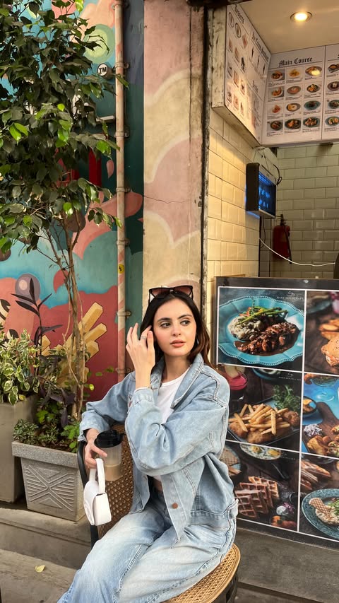 Instagram post by @mohinichoudhary_am for Flipkart. Caption reads: [...] Found my go-to denim outfits from Flipkart....