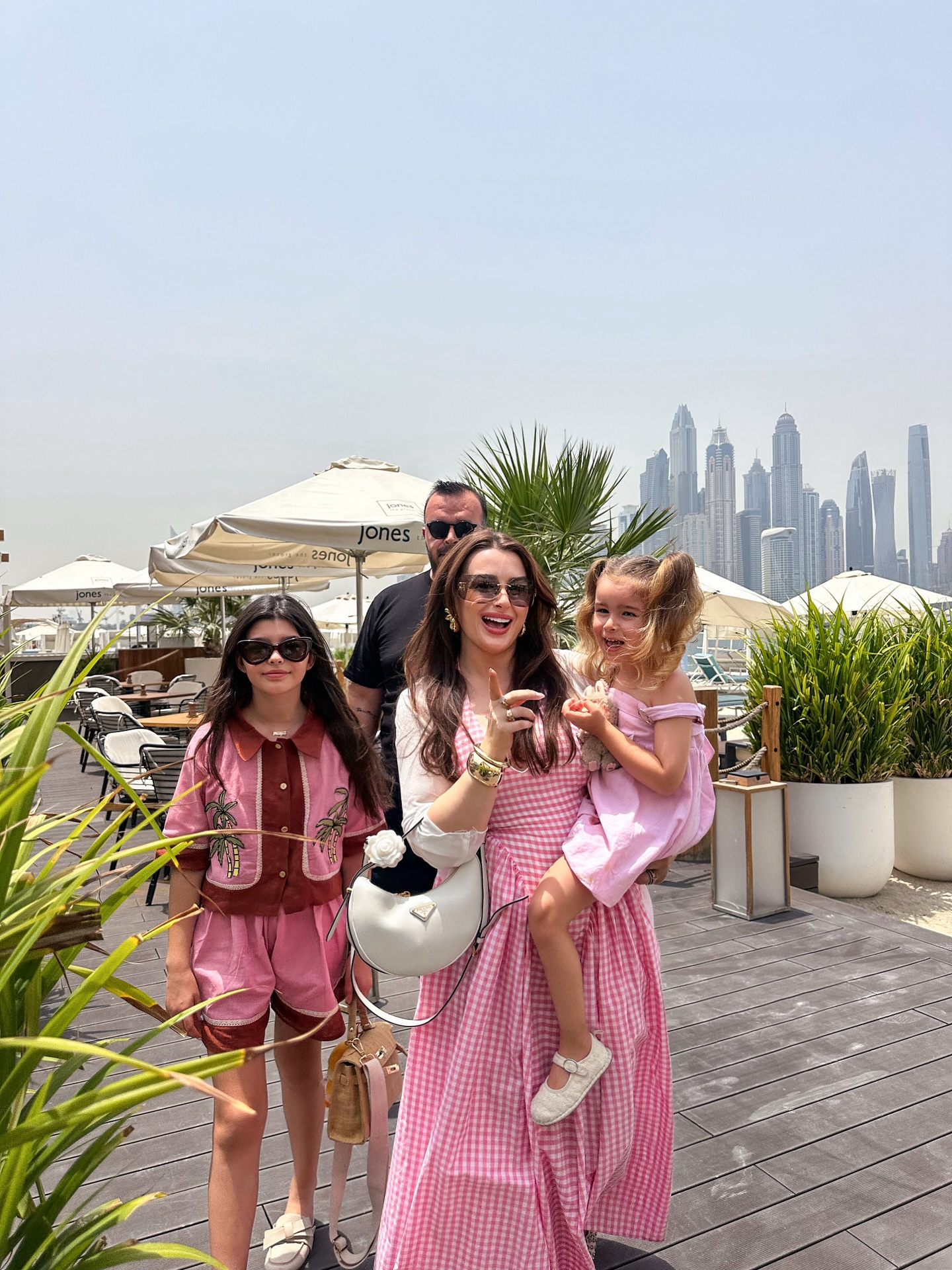 Instagram post by @mayabasol for Visit Dubai. Caption reads: Hem sahilde güneşlendik, hem akvaryumda denizkızı....