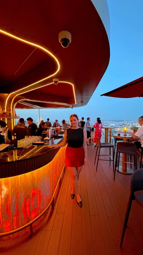 Instagram post by @foodiesnitch for Visit Singapore. Caption reads: @visit_singapore BEST romantic dinner and drink....