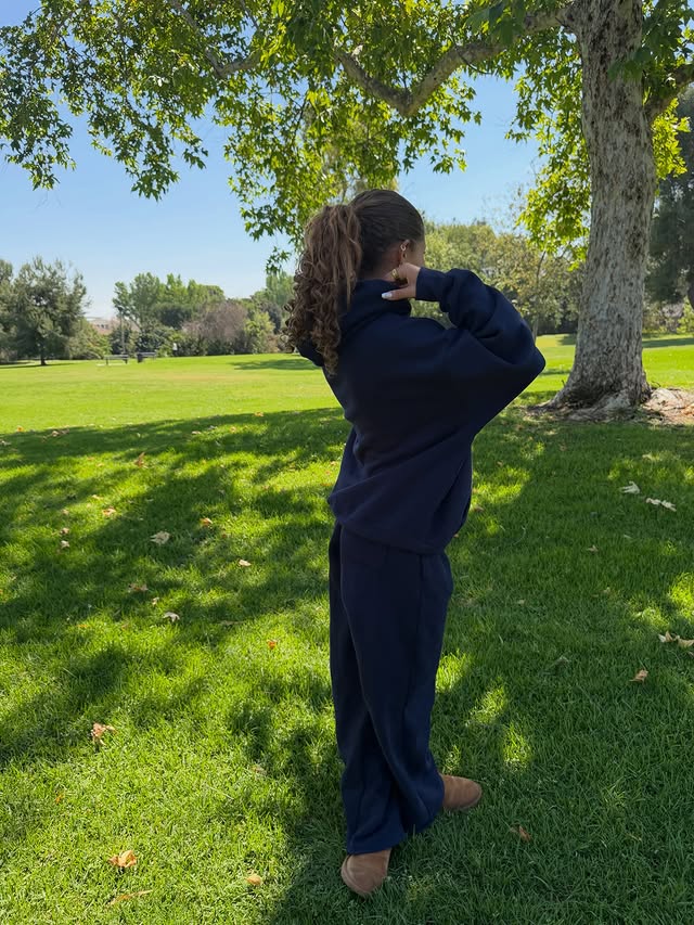 Instagram post by @lifewith.ellibelle for pacsun. Caption reads: [...] be twins✨ find your new fav fleece sets....