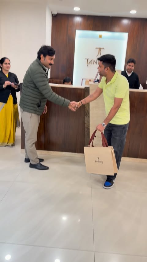 Instagram post by @charts.pattern for Tanishq. Caption reads: Gold Lover 🔥
.
.
.
@tanishqjewellery 
#daytrader....