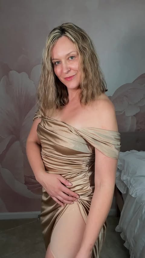 Instagram post by @stasyahr for Popilush. Caption reads: This dress is doing the most ✨
Built-in shapewear....