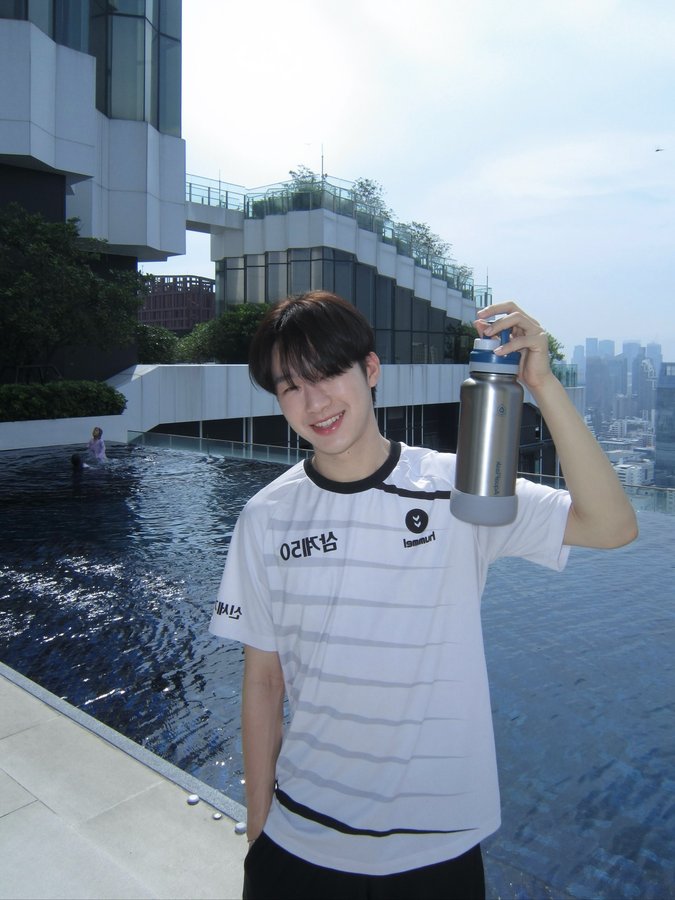 Instagram post by @realchamppp for AquaFlask. Caption reads: ❄️ Stay cool, sip after sip @aquaflask.th [...].