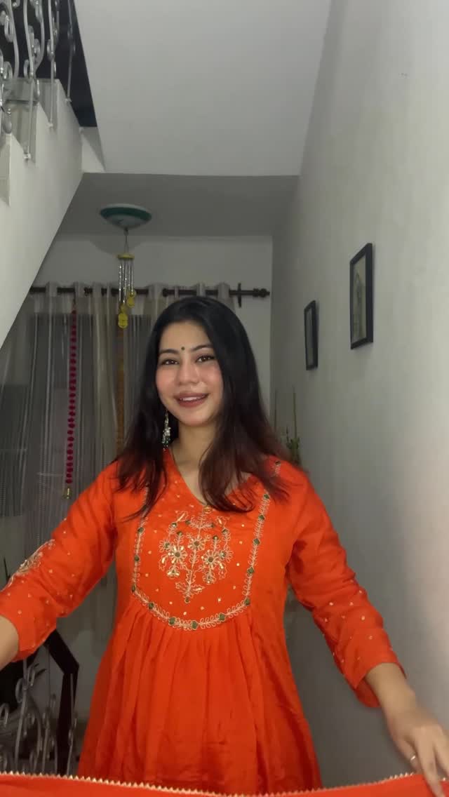 Instagram post by @isakshi411 for Navlik. Caption reads: Wearing @navlik.in 
Size :- Small 

#réel....