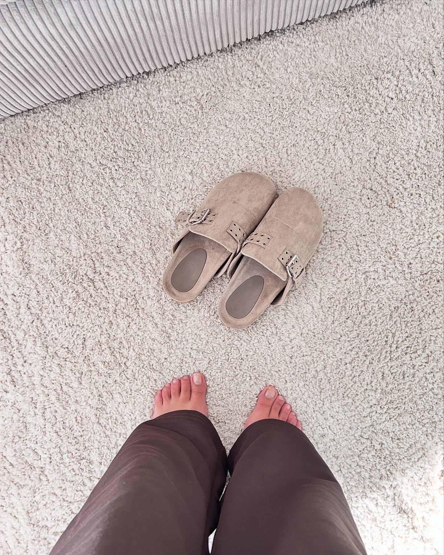 Instagram post by @soukaina.souuki for Inspire Me Home Decor. Caption reads: Hello !! 🤎🧦🍂

Bon week-end 
.
.
.
.
➰Mes Sabot....