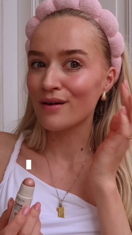 Instagram post by @anetjiskra for L'Oréal Paris. Caption reads: Pojď si se mnou dnes otestovat tvářenky a....