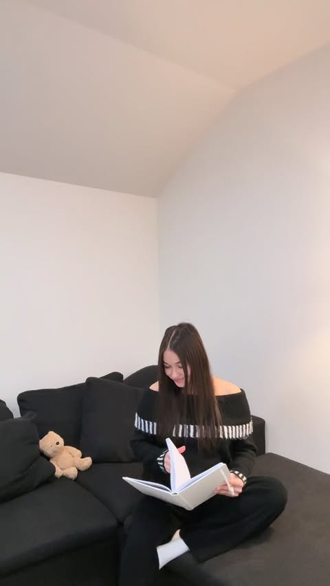 Instagram post by @alla_nazarchuk_ for Merokeety. Caption reads: @merokeetyofficial 🤎

very warm and comfortable....